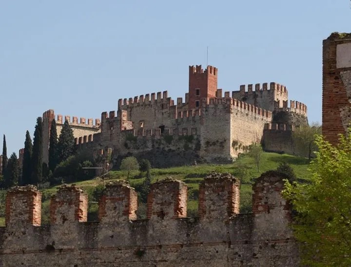 Al momento stai visualizzando Castello di Soave